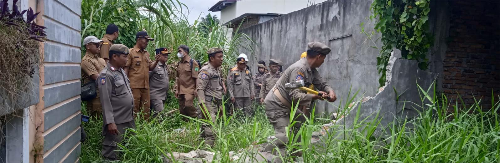 Kegiatan Pembongkaran Tembok di Gg. Pribadi/Jl. Baru Kel. Binjai Kec. Medan Denai