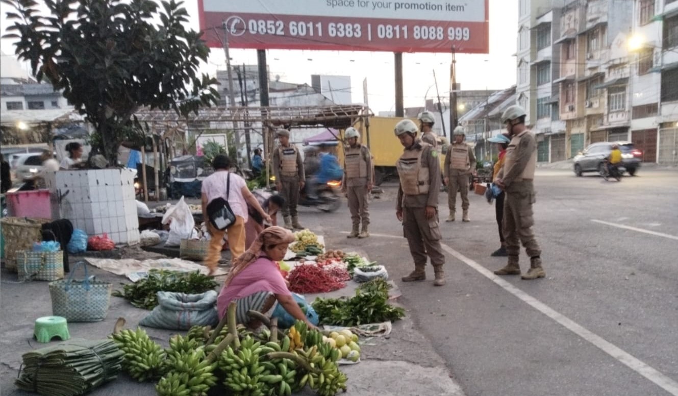 Kegiatan Penataan Pasar Tumpah depan Olimpia / Simpang Jl. Bulan