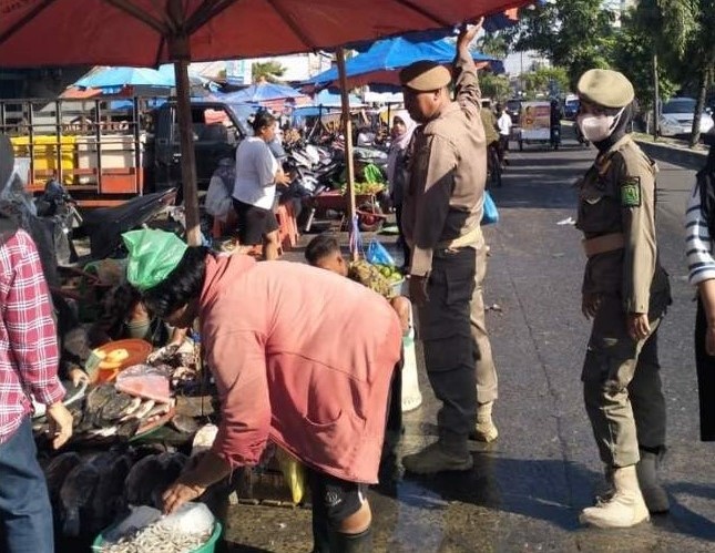 Penataan Pedagang Kaki Lima di Pasar Seikambing