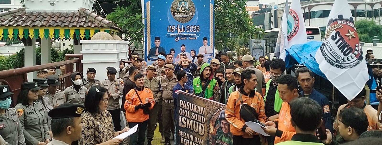 Unjuk Rasa Dari Pengemudi Ojek Online Dan Kurir Online Yang Tergabung Dalam Gerakan Ojo/Kurol Independen Bersatu (GOIB) di Kantor Walikota Medan