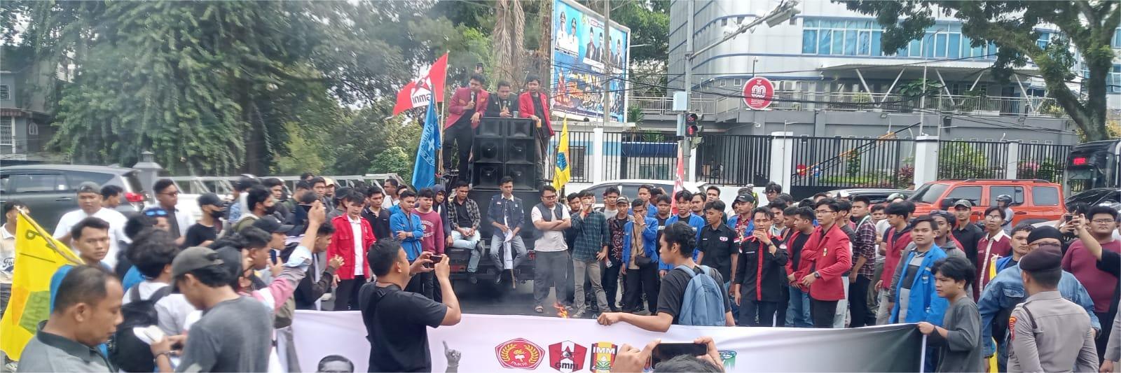 Aksi unjuk rasa dilakukan oleh massa Cipayung Plus Sumut di Kantor Walikota Medan
