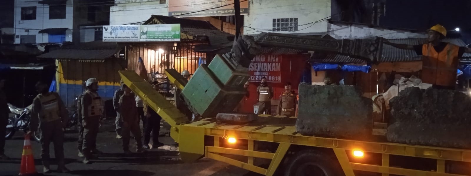 Pam Trantibum pada kegiatan pengangkutan/ pembersihan barrier beton yang sudah rusak serta disalahgunakan oleh pedagang kaki lima (PK5) di pasar sei sikambing
