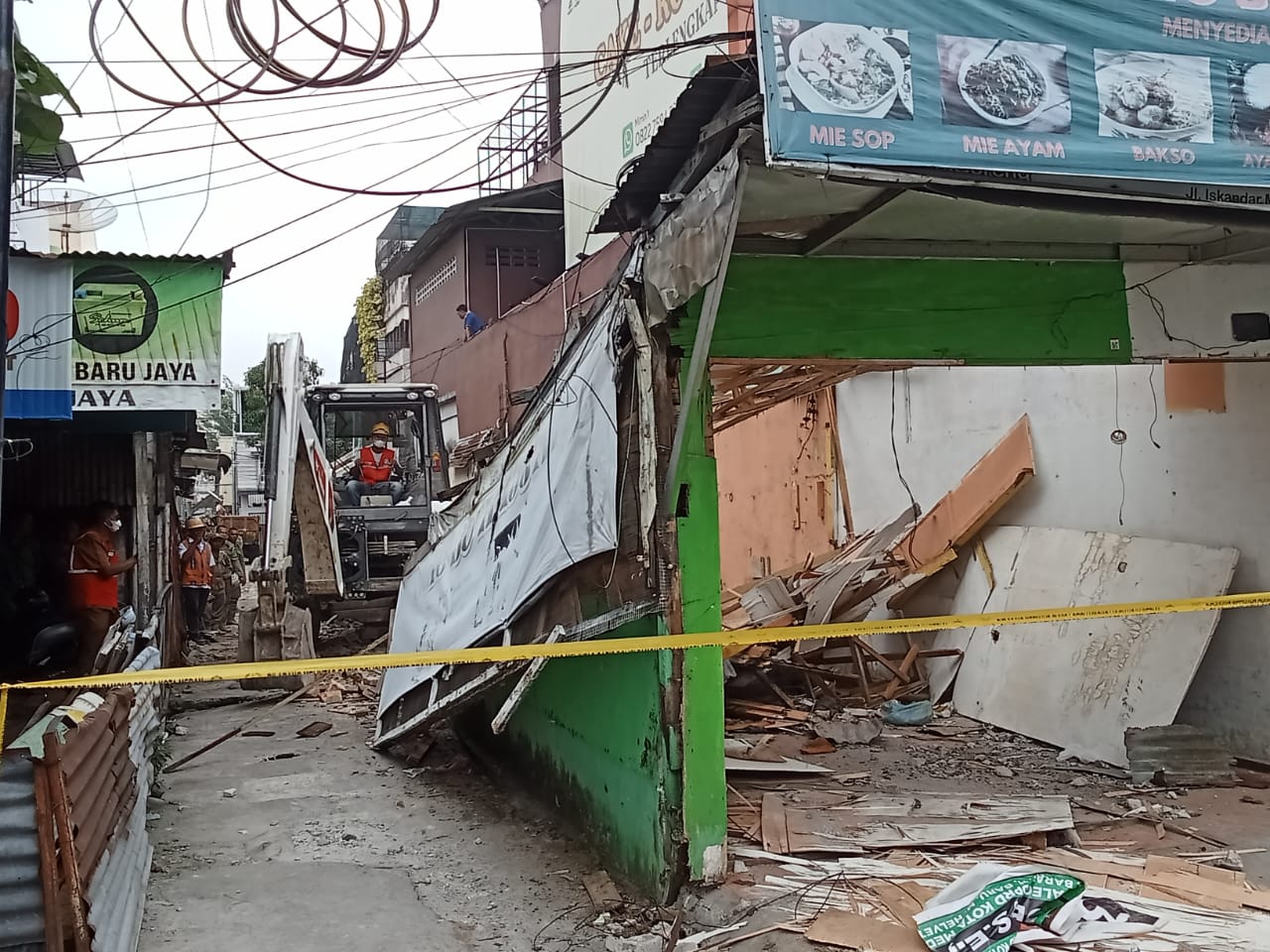 Penertiban dan Pembongkaran Bangunan Yang Berada Di Badan Jalan & Drainase Selama 30 Tahun Di Jalan Bayam - Kec. Medan Baru