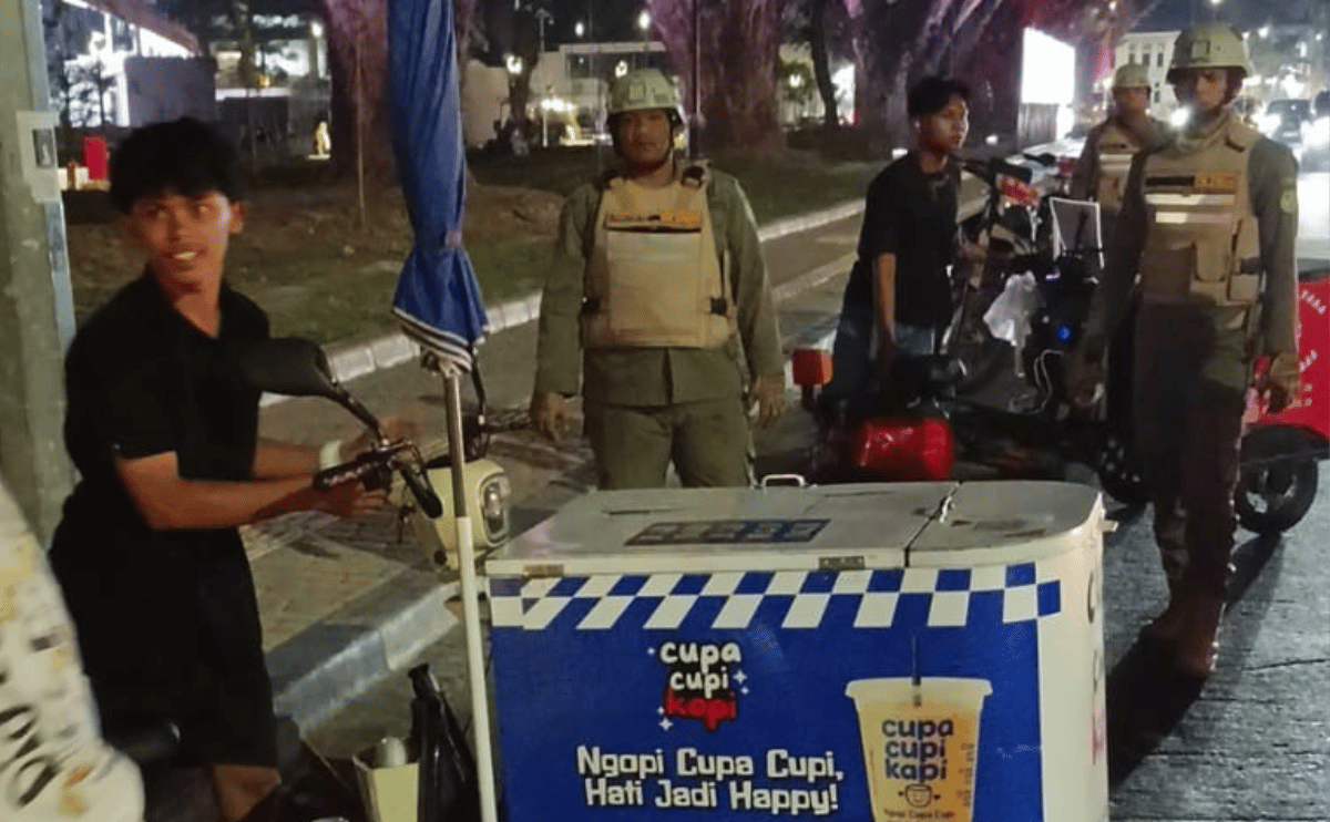 Giat patroli malam terhadap Pedagang Kaki Lima (PKL) di sekeliling kawasan Merdeka Walk