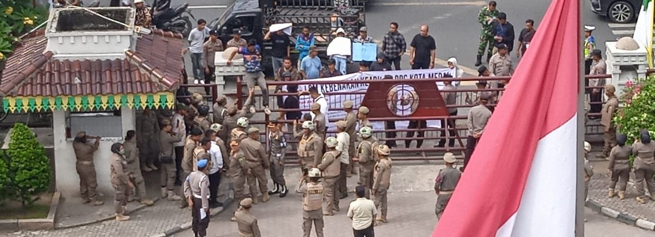 Giat aksi Unjuk Rasa dari LSM Kebenaran Keadilan SPC Kota Medan di depan Kantor Walikota Medan