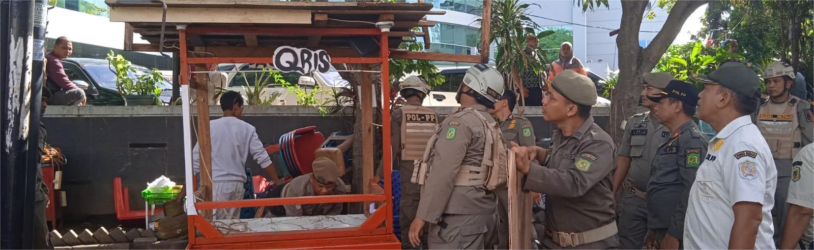 Penertipan pedagang kaki lima (PKL) di Seputaran polsek medan timur & di seputaran Rs.Murni Teguh