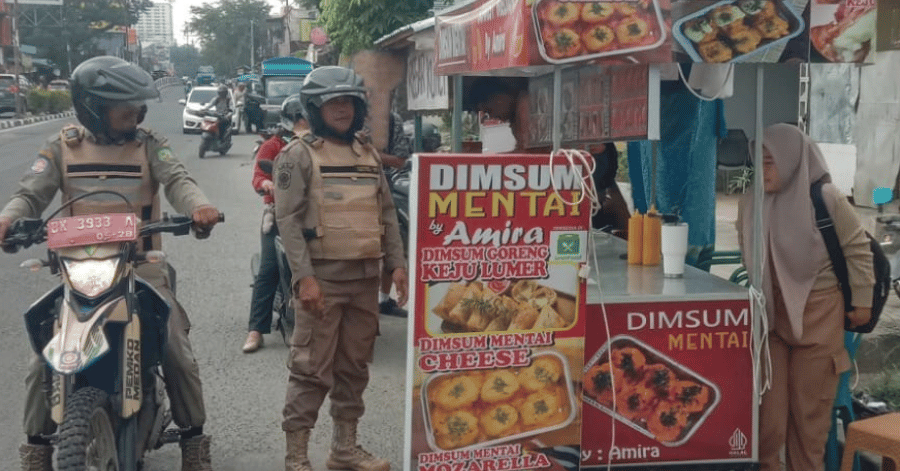 Giat menghimbau Pedagang Kaki Lima (PKL) di Jalan Dr. Mansur