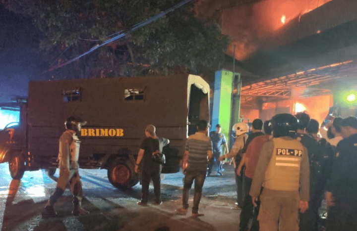 Giat PAM Trantibum kebakaran pabrik di Jln. K.L. Yos Sudarso Km. 6,5