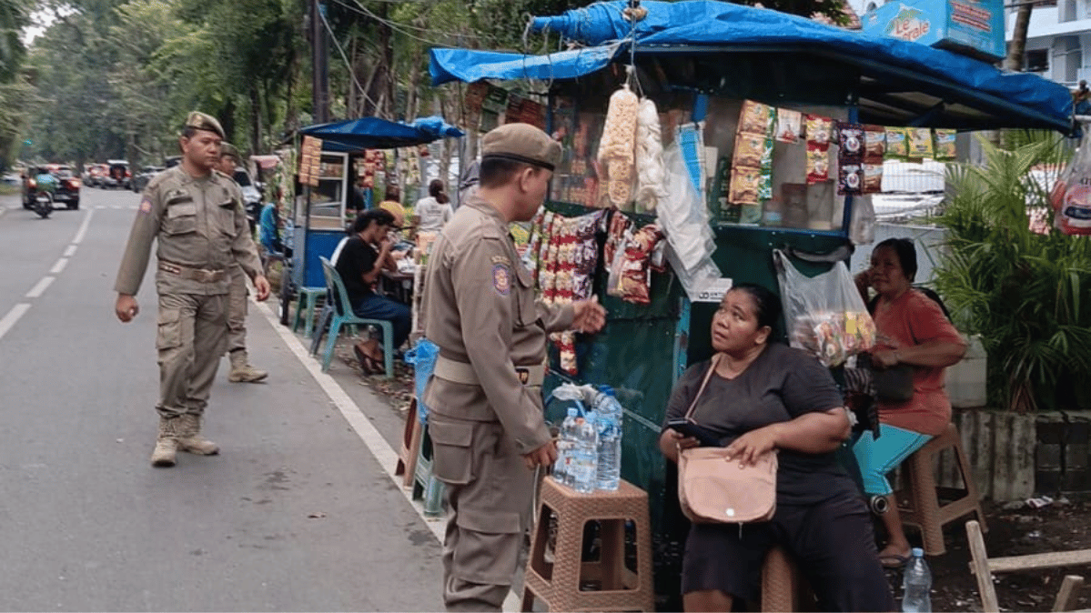 Kegiatan pengawasan Pedagang Kaki Lima Jl. H. Misbah Lingkungan II, Kelurahan Jati, Kecamatan Medan Maimun