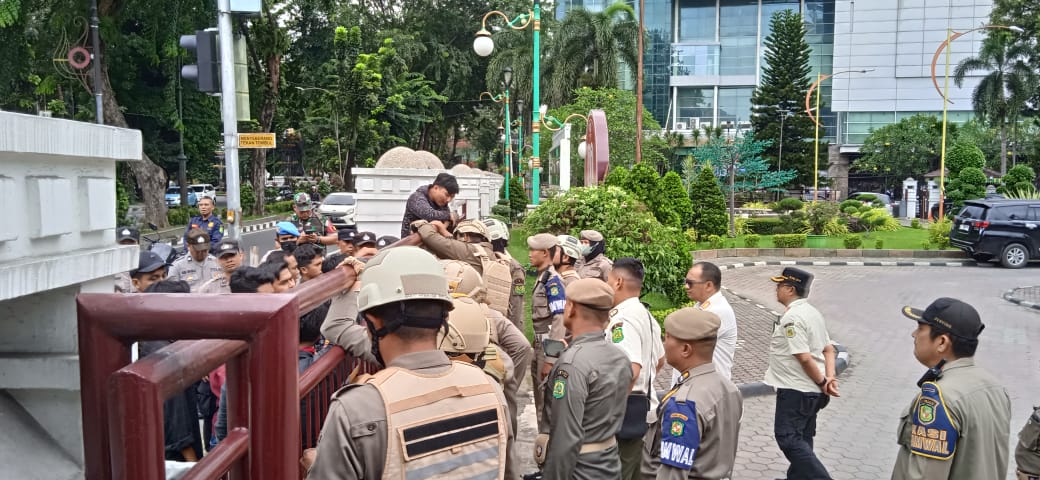Satpol PP Kota Medan melakukan Pengamanan Atas Aliasi Mahasiswa Cinta Tanah Air (AMCTA) di Kantor Walikota Kota Medan