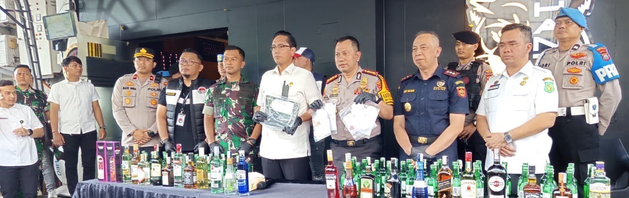 Kegiatan Penyegelan terhadap Izin Usaha Tempat Hiburan Malam Phantom KTV