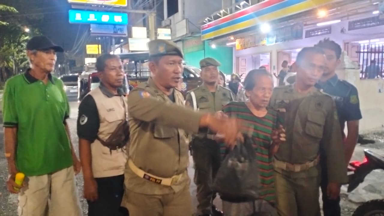 Kegiatan Penertiban Pemerlu Pelayanan Kesejahteraan Sosial (PPKS) Satpol PP Kota Medan dan Dinas Sosial Kota Medan Melaksanakan Patroli di Beberapa Titik Kota Medan