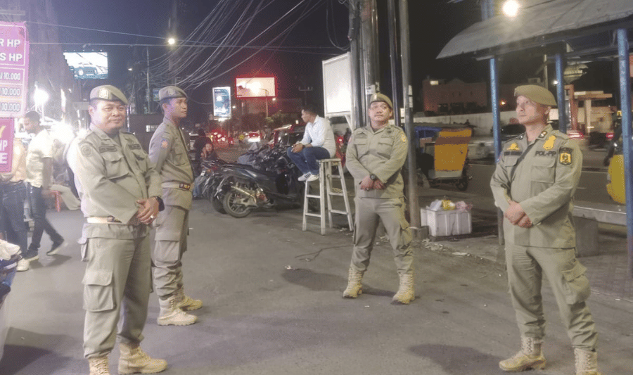 Kegiatan Trantibum (Ketenteraman dan Ketertiban Umum) terhadap Pedagang Kaki Lima (PKL) di depan Carrefour