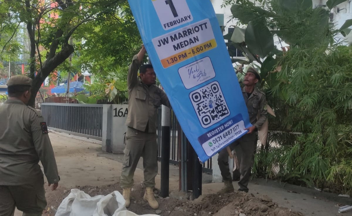 Giat penertiban umbul-umbul di Jl Imam Bonjol dan Jl Kapten Maulana Lubis