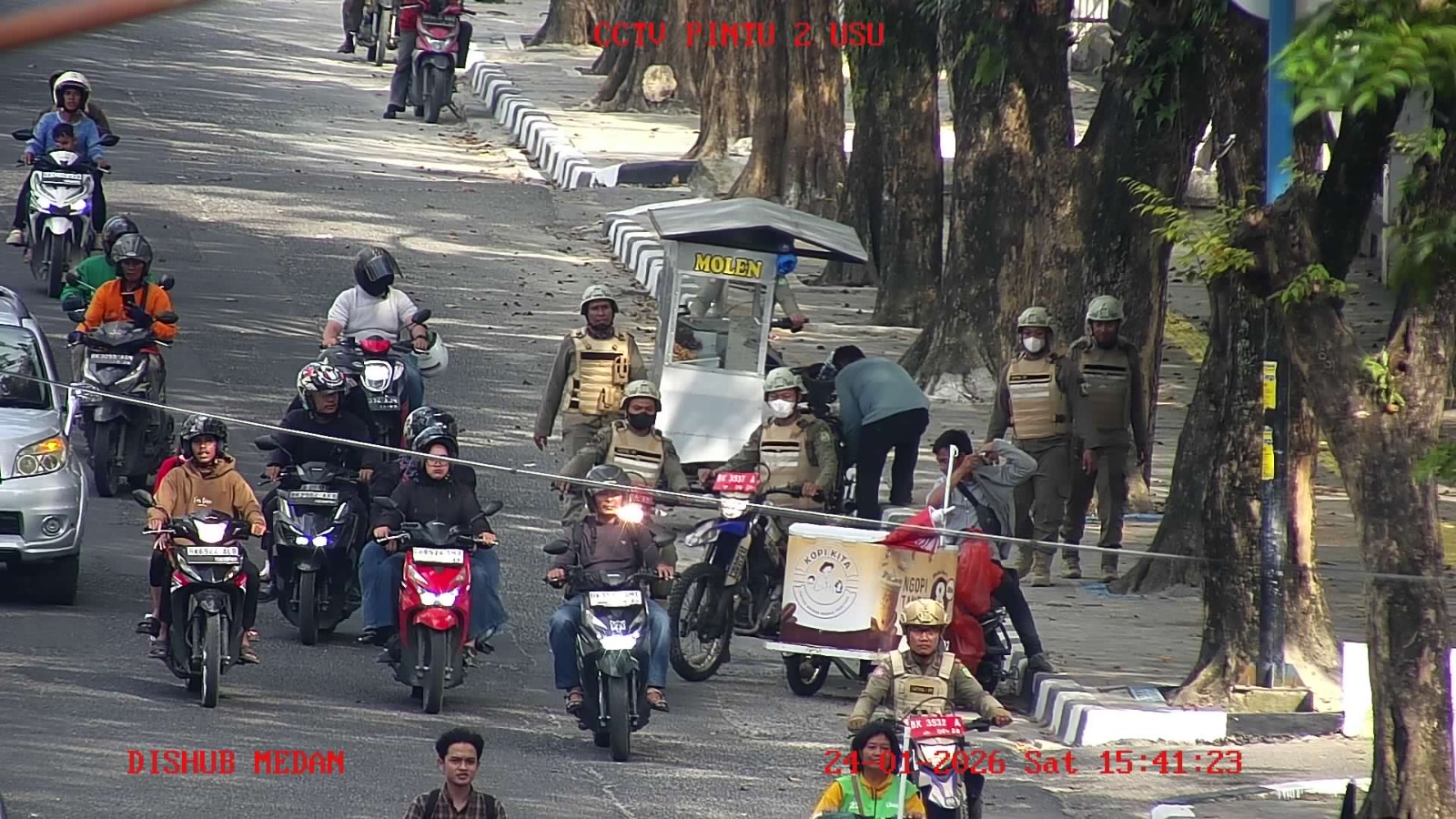 Giat himbauan serta penertiban pedagang kaki lima (PKL) oleh personil TRC di Pintu 2 Universitas Sumatera Utara (USU)
