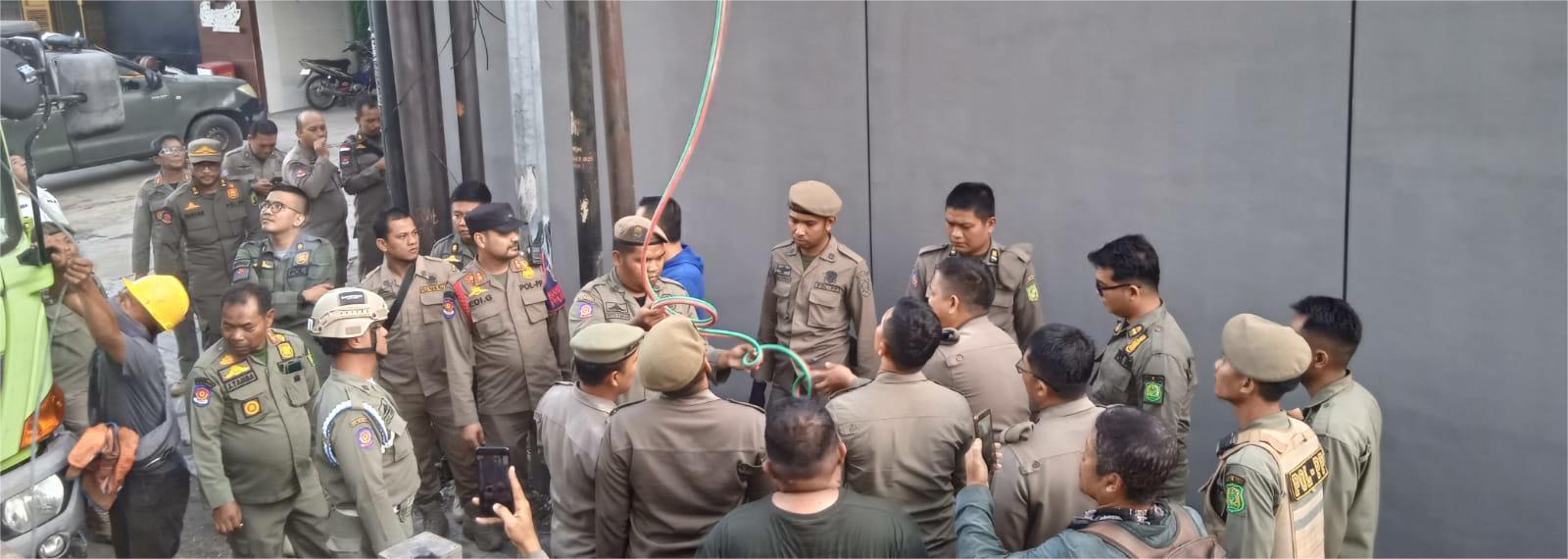 Pembongkaran/Penertiban konstruksi reklame di Jalan KH. Zainul Arifin sudut Jalan Letjen S. Parman, Kelurahan Petisah Hulu, Kecamatan Medan Baru