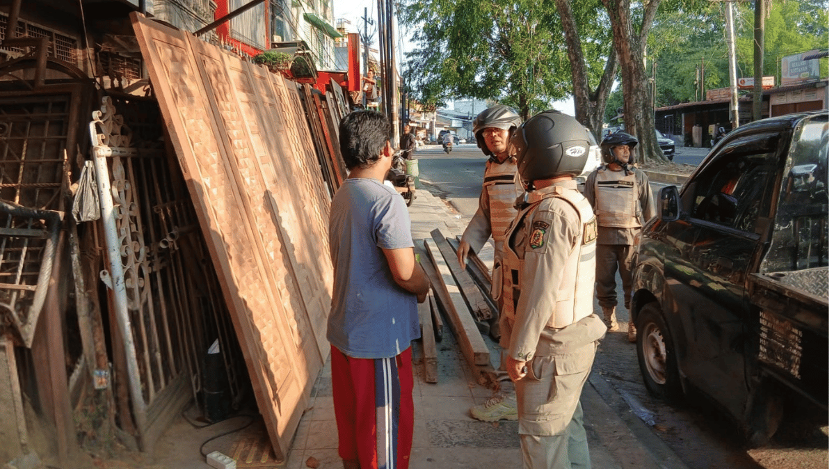 Pengecekan terkait aduan masyarakat tentang usaha yang meletakkan barang di atas trotoar di Jl. Brigjend Katamso