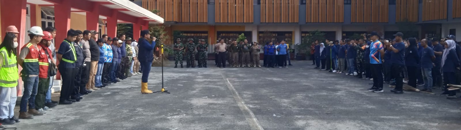 Kegiatan Gotong Royong Massal di seputaran stadion teladan Kecamatan Medan Kota