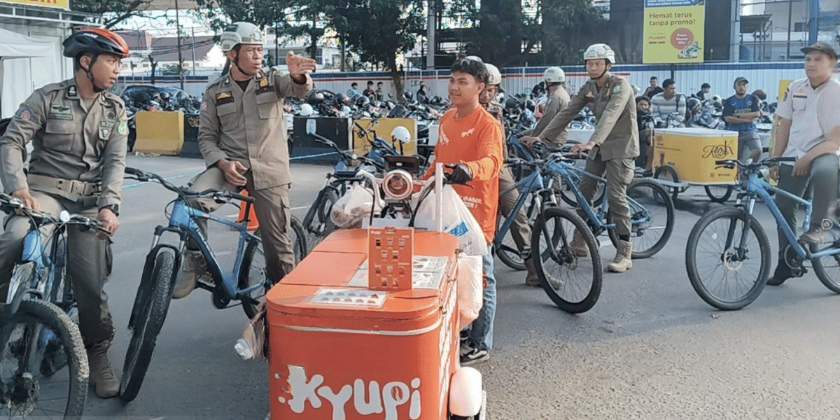 Giat pengamanan dan penataan pedagang kaki lima (PKL) pada kegiatan Car Free Day