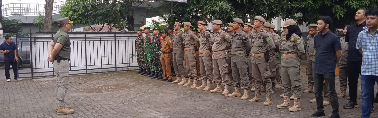 kegiatan penutupan/penyegelan tempat usaha Wisma Tondongta di Jl. Menteng VII Gg. Murni No. 48 A, Kecamatan Medan Denai