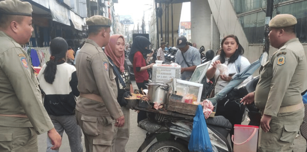 Giat Trantibum berupa himbauan kepada Pedagang Kaki Lima (PKL) di depan Carrefour