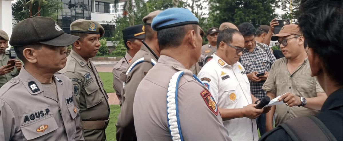 Aksi unjuk rasa yang dilakukan oleh Forum Mahasiswa dan Rakyat Sumatera Utara (FMR-SU)